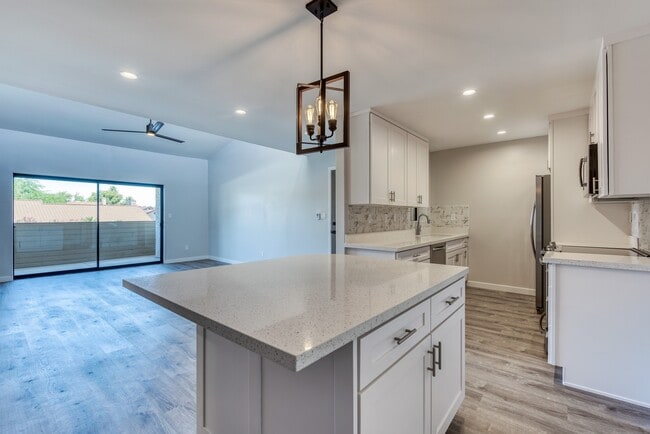 Building Photo - Gorgeous 2 bedroom, 2 bathroom in the Hear...