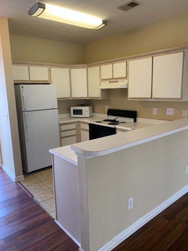 Building Photo - 3rd Floor 2 Bedroom Condo with a Golf Course View