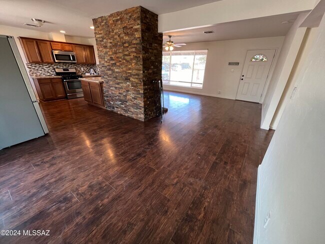 Building Photo - 5501 E Spring St