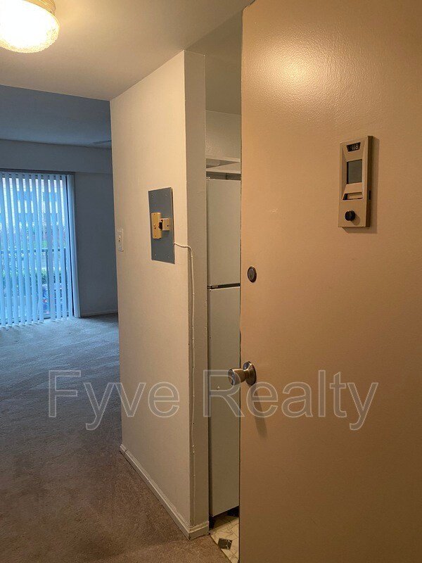 Building Photo - 1300 Army Navy Dr