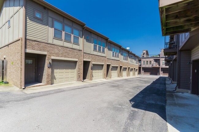 Building Photo - Conveniently located 2-bedroom townhome in Germantown!