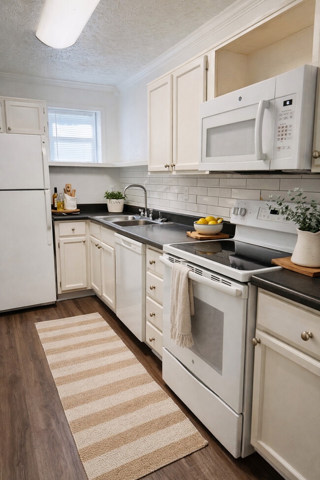 Building Photo - Dunwoody Trails Townhomes