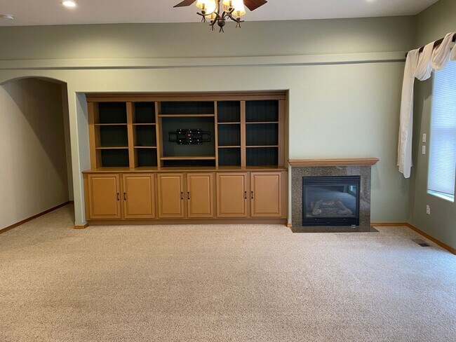 Building Photo - Well Maintained Home in Desirable Pelican ...