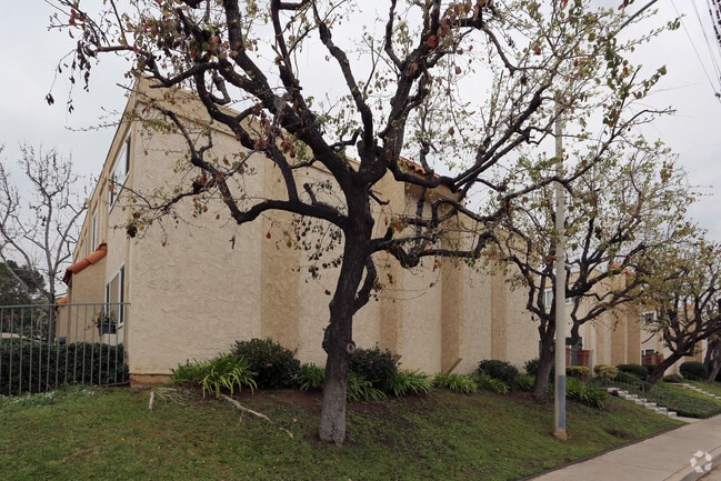 Building Photo - Royal Villas Apartments