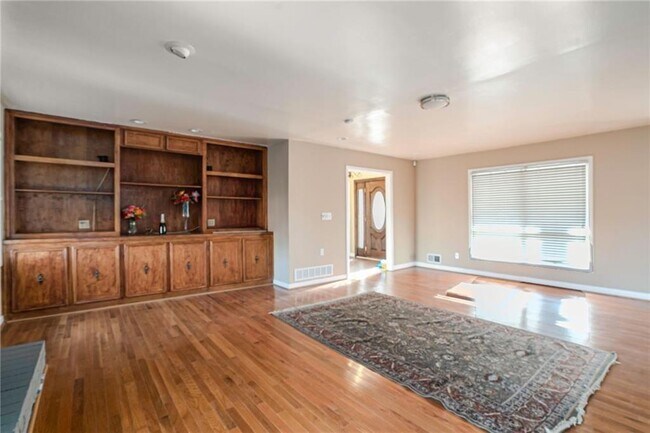 Building Photo - 2623 Lake Flair Cir NE
