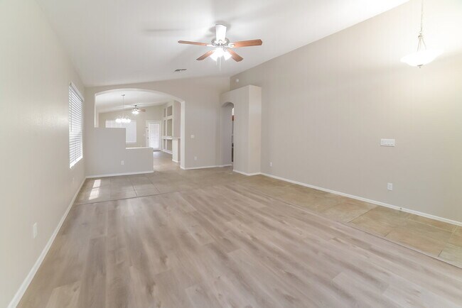 Building Photo - 8228 W Behrend Dr