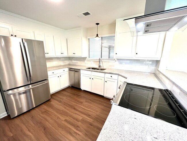 Foto del edificio - Updated 3 Bedroom Home with All Appliances & Double Garage