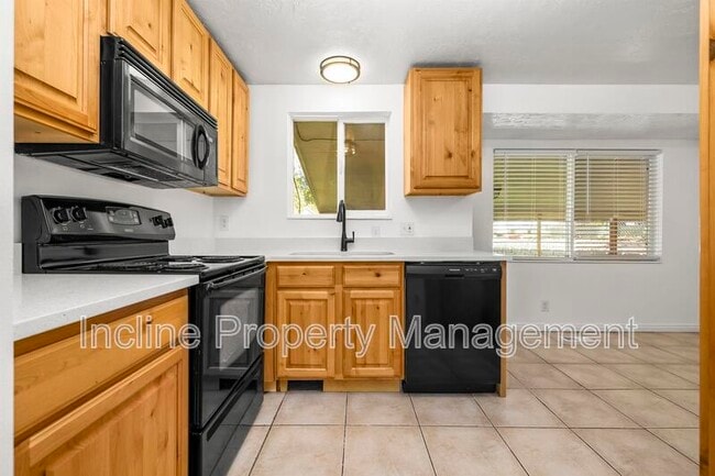 Building Photo - 10551 Violet Dr