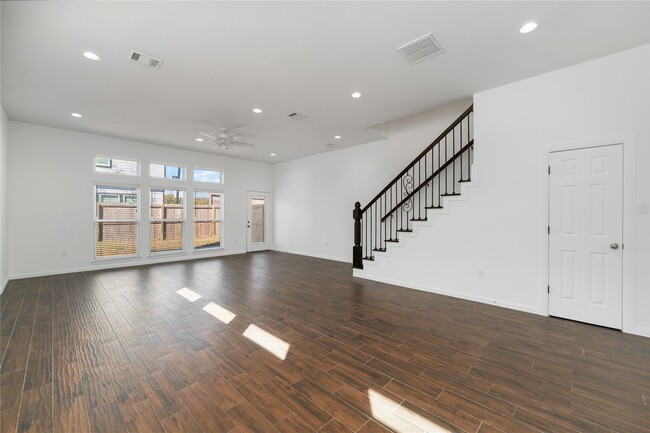 Building Photo - 7902 Parnell St