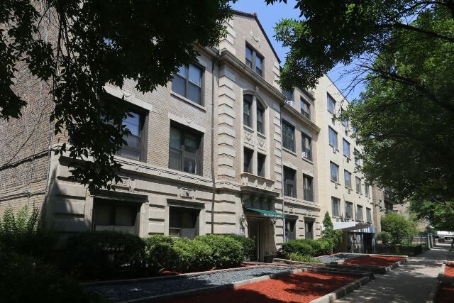 Building Photo - 545 W Wellington Ave