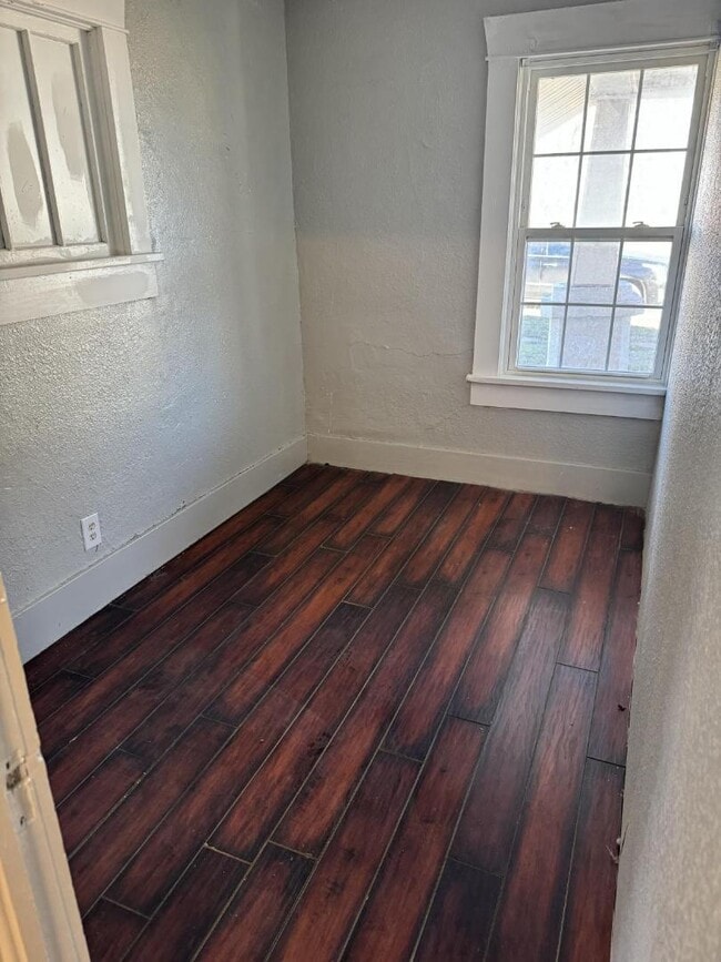 Foto del edificio - 835 E Walnut St