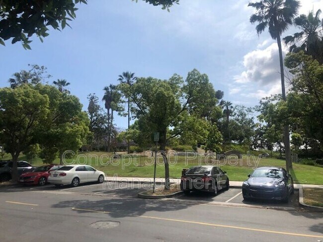 Foto del edificio - 460 Golden Ave