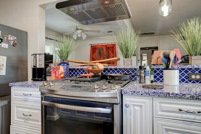 Building Photo - Great Long Term Unfurnished or Furnished R...