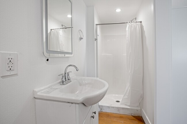 baño privado - 1575 W 35th Pl