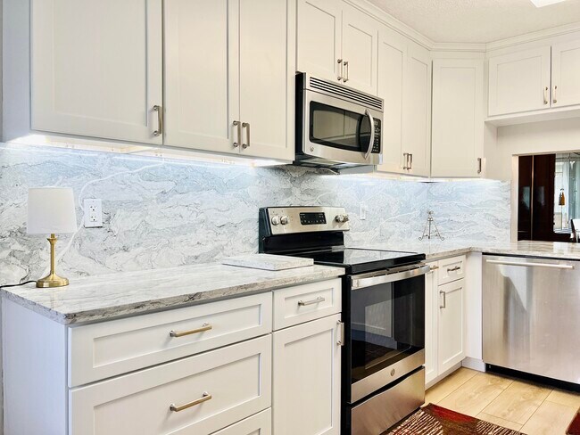 Foto del edificio - 4725 Lucerne Lakes Blvd E