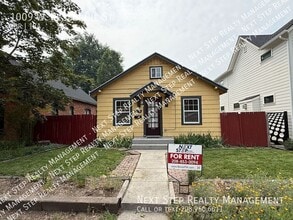 Building Photo - 1009 W Resseguie St