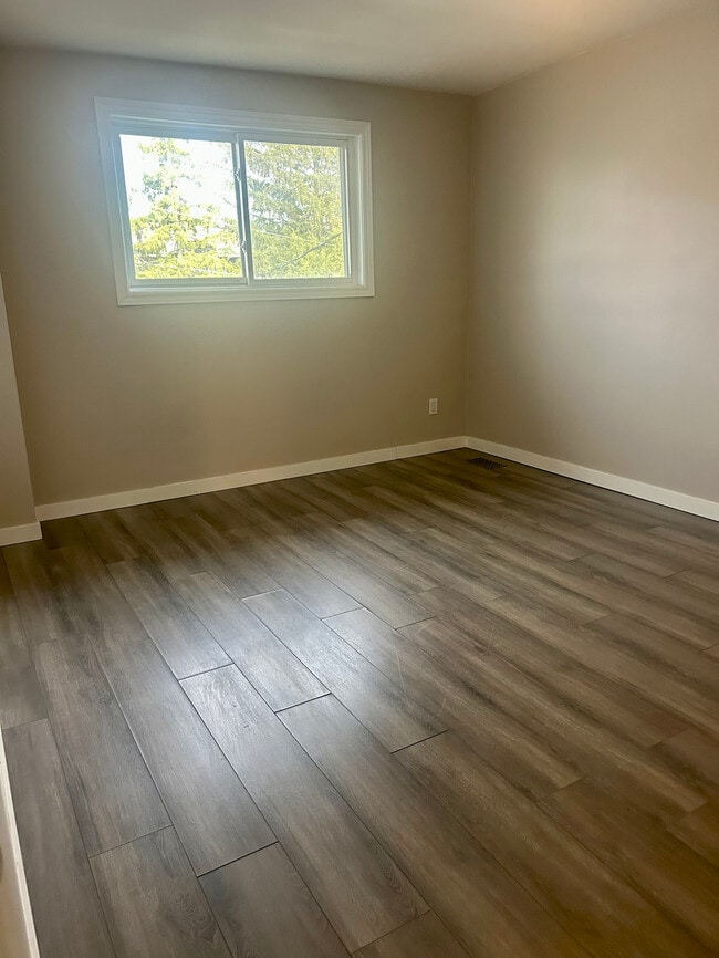 Photo du bâtiment - 2 BED - 1 BATH - BURLINGTON - FREEHOLD TOWNHOUSE