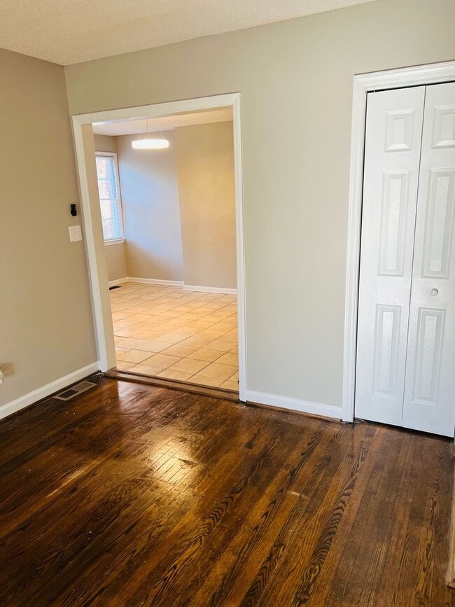 Building Photo - 3 bed, 2 bath ranch home