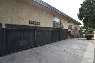 Building Photo - 14120 Hamlin St