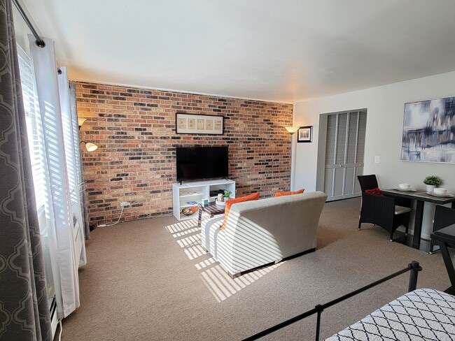 Amplia sala de estar - 401 W Webster Ave