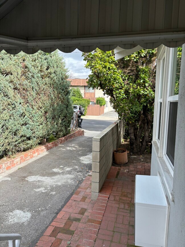 Foto del edificio - 5223 Wilkinson Ave