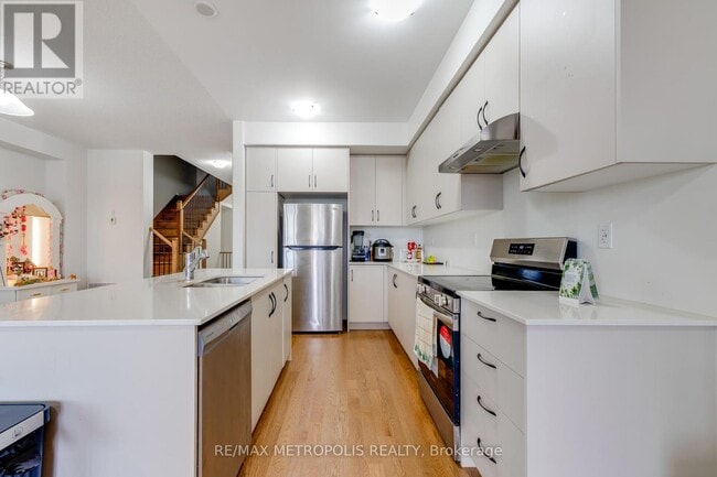 Building Photo - 44 Reigate Ave.