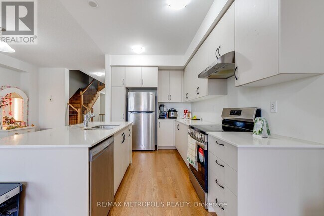 Photo du bâtiment - 44 Reigate Ave.