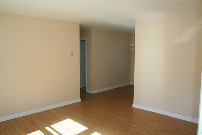 Building Photo - 1400 Roslyn Dr