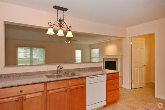 Kitchen - Creek Crossing Townhomes