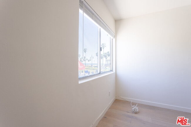 Building Photo - 1313 Ocean Front Walk