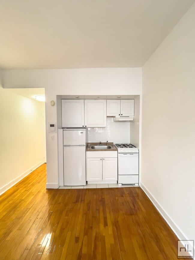 Building Photo - East 61 Street