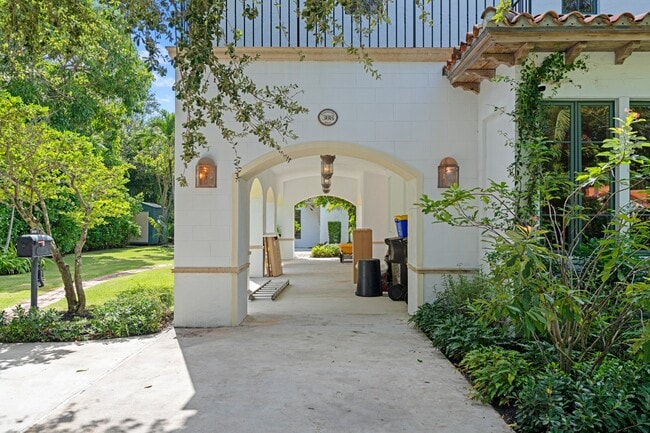 Building Photo - 308 Barcelona Rd