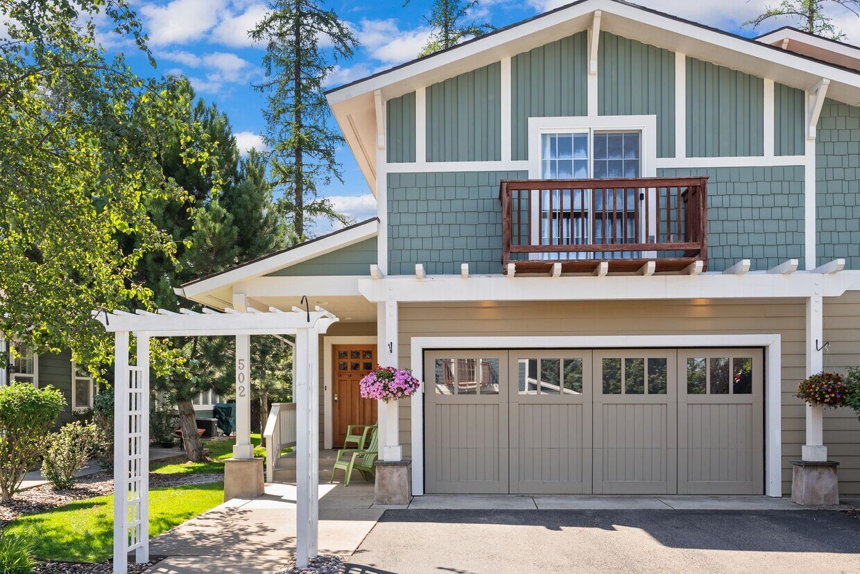 Primary Photo - Furnished 2 BR + Den/2.5 BA Whitefish Town...