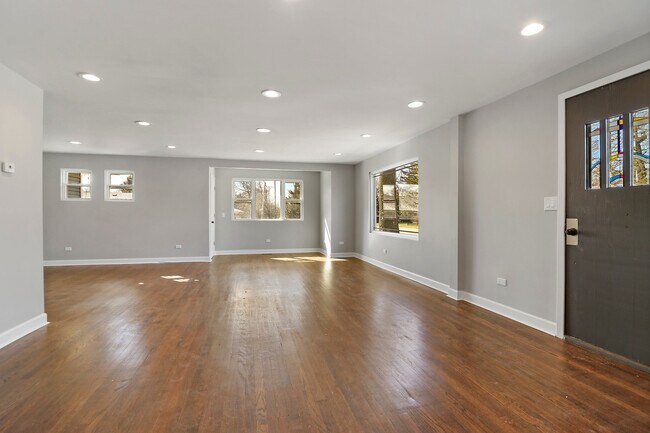 Building Photo - 1407 S Des Plaines River Rd