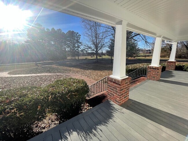 Foto del edificio - Mebane Farmhouse Available Now!