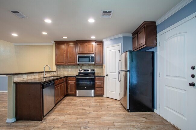 Building Photo - 731 Dominik Dr