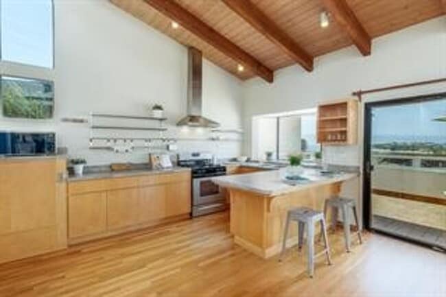 Building Photo - W Cliff Dr 3 bedroom home available now!