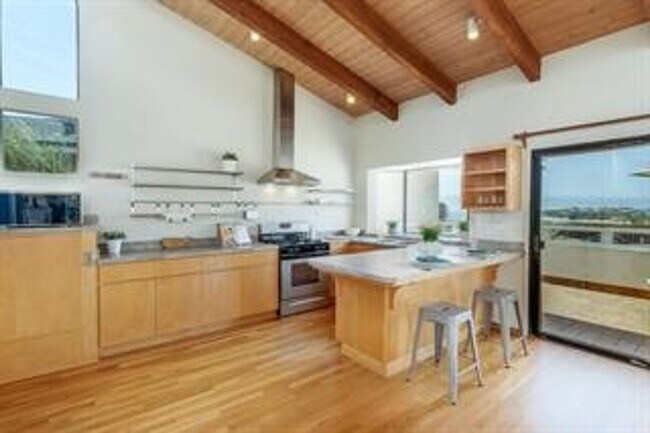 Foto del edificio - W Cliff Dr 3 bedroom home available now!