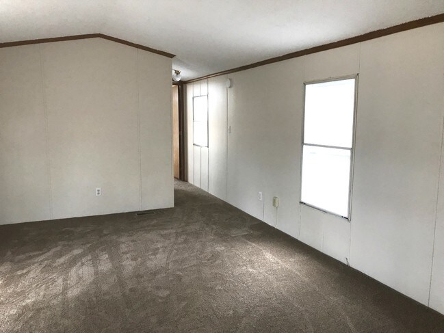 Building Photo - 33 Birch Ln