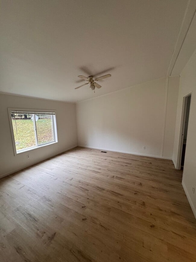 Foto del edificio - Quaint 4-Bedroom/2 Bath Property in Amboy, Available Now!