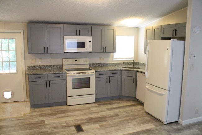 Building Photo - Updated mobile home in the country