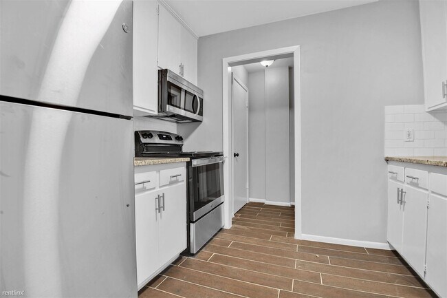 Building Photo - 3 br, 2.5 bath Townhome - 7030 Metcalf Avenue