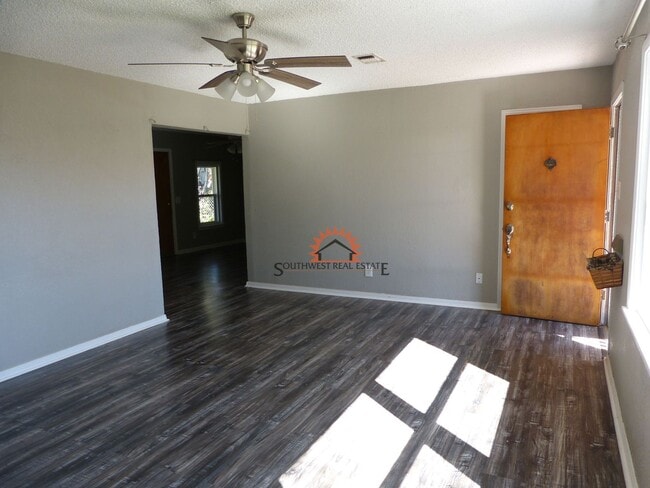 Building Photo - Nicely updated 2 bedroom 1 bathroom home.