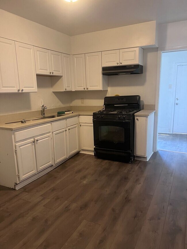 Foto del edificio - Spacious 4-Bedroom + Bonus Room, 1.5-Bath ...