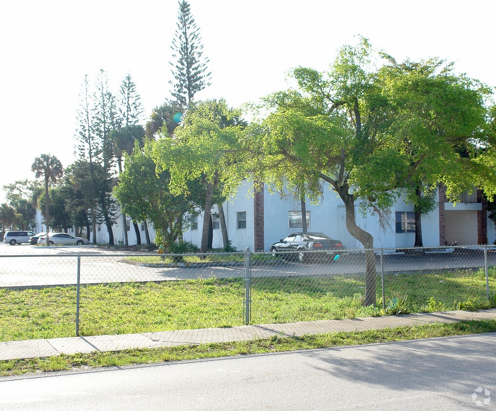 Building Photo - College Square