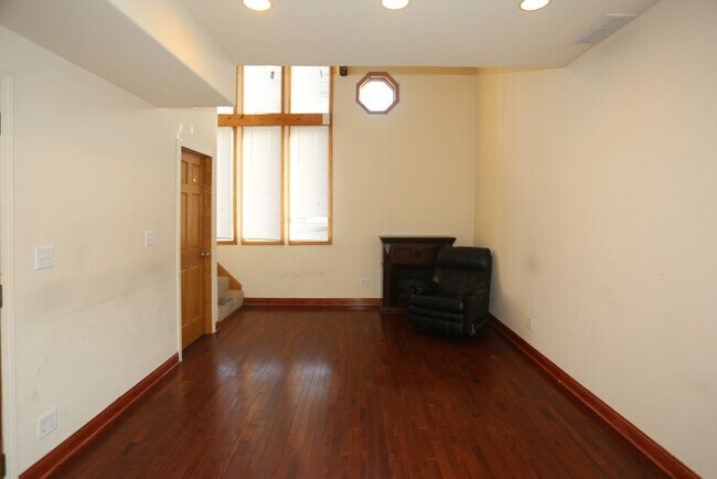 Foto del edificio - 2458 N Clybourn Ave