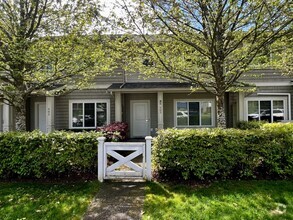 Building Photo - 1675 Crescent View Dr