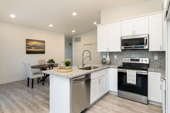 Building Photo - 142 Anita Ct