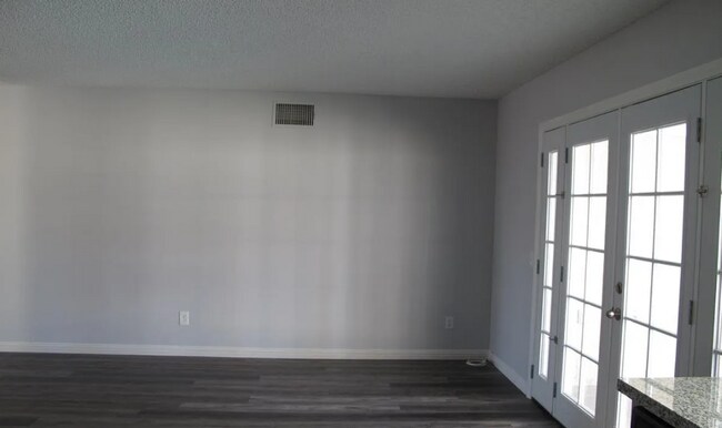 Building Photo - Waiting for someone like you!
