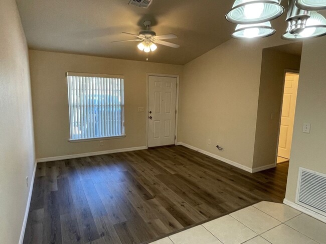 Building Photo - 2 Bedroom/2 Bathroom Apartment